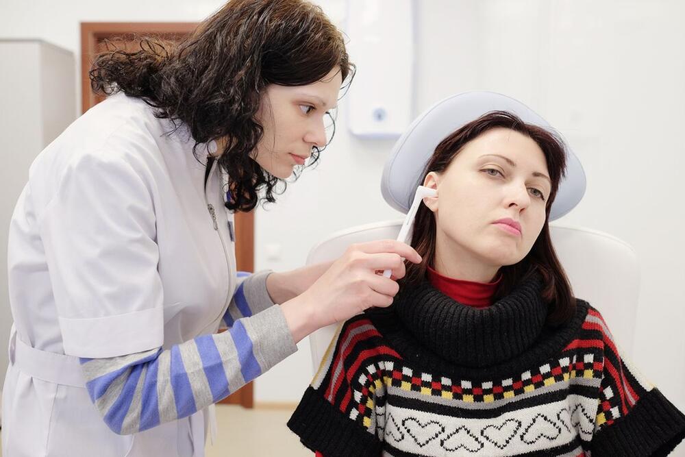 INSEKT U UHU ZAHTEVA ODLAZAK KOD DOKTORA 