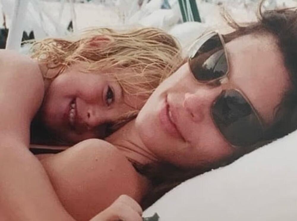 Sindi Kraford sa sinom Preslijem u naručju