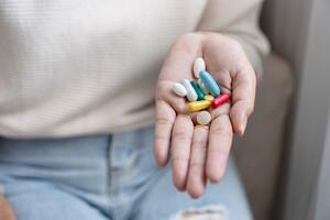 Ako pijete više lekova, obavezno proverite ovo: 7 pitanja za lekara koja mogu da spreče probleme