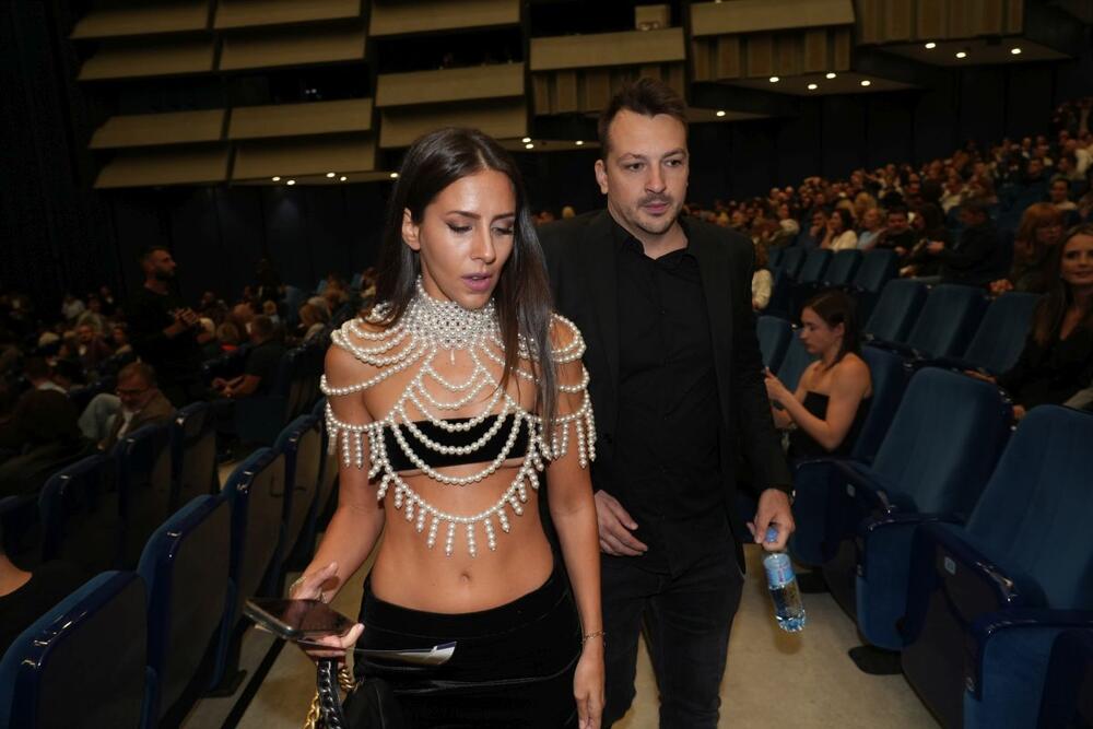 <p>Glumica Ivana Dudić jedna je od zvezda filma "Kengur se vraća kući", a na premijeri se pojavila u provokativnom stajlingu o kojem će se tek pričati.</p>
