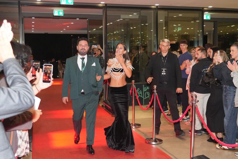 <p>Glumica Ivana Dudić jedna je od zvezda filma "Kengur se vraća kući", a na premijeri se pojavila u provokativnom stajlingu o kojem će se tek pričati.</p>