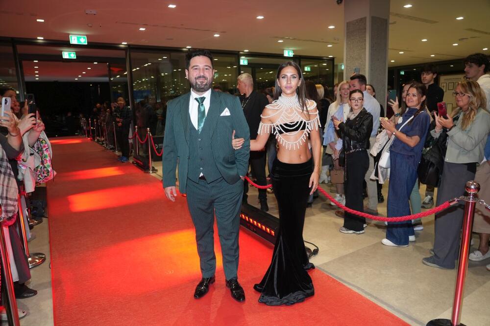 <p>Glumica Ivana Dudić jedna je od zvezda filma "Kengur se vraća kući", a na premijeri se pojavila u provokativnom stajlingu o kojem će se tek pričati.</p>
