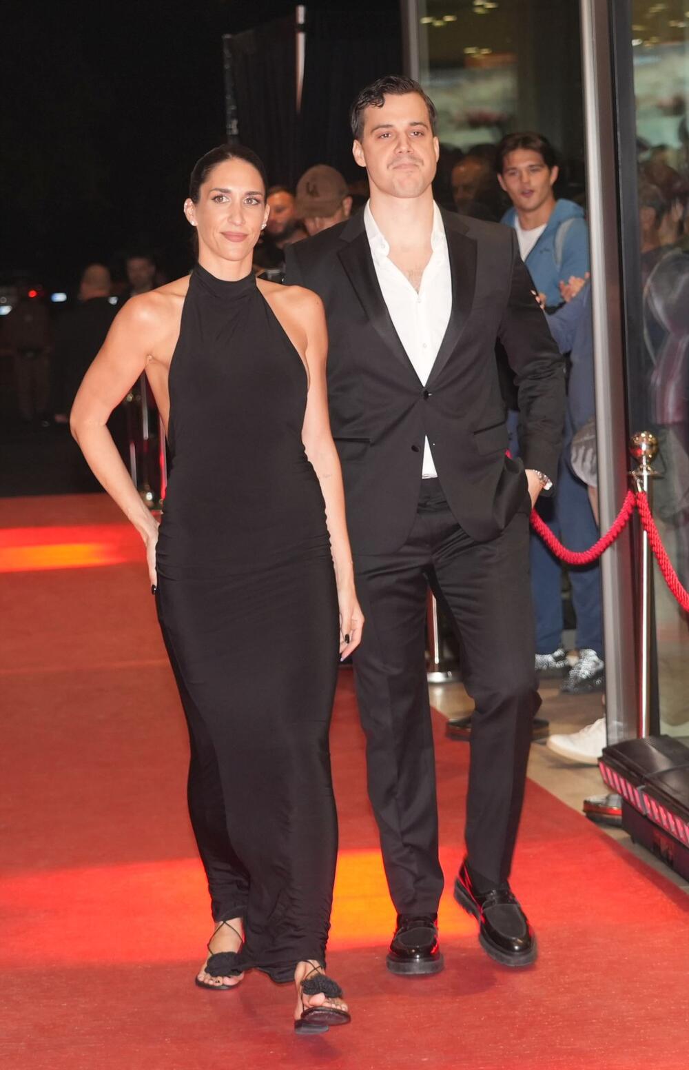 <p>Glumica Jelisaveta Orašanin sinoć se pojavila na premijeri filma "Kengur se vraća kući" sa partnerom Pavlom Mensurom, a za posebno veče je čuvala efektnu haljinu.</p>