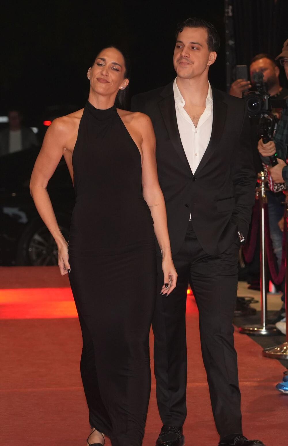 <p>Glumica Jelisaveta Orašanin sinoć se pojavila na premijeri filma "Kengur se vraća kući" sa partnerom Pavlom Mensurom, a za posebno veče je čuvala efektnu haljinu.</p>