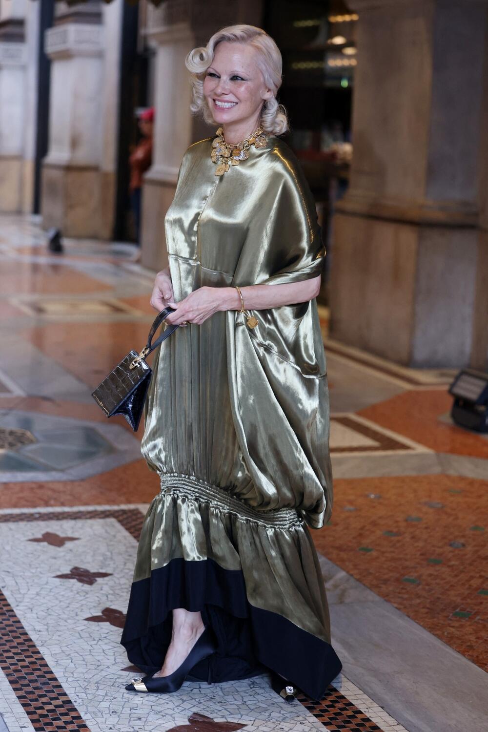 METALIZOVANA HALJINA PAMELE ANDERSON  ODUŠEVILA MILANO 