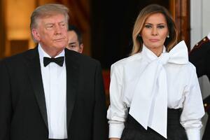 Predimenzionirana mašna je imala poseban zadatak: Stajling Melanije Tramp koji "kroji" figuru i skida 15 kilograma
