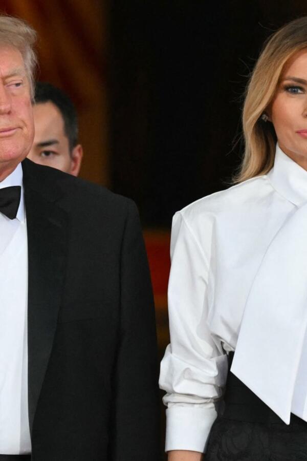 Predimenzionirana mašna je imala poseban zadatak: Stajling Melanije Tramp koji "kroji" figuru i skida 15 kilograma
