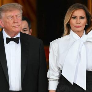 Predimenzionirana mašna je imala poseban zadatak: Stajling Melanije Tramp koji "kroji" figuru i skida 15 kilograma