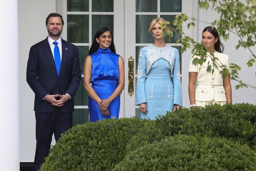 Uša Vens i Ivanka Tramp u plavim haljinama na dočeku Sija Đinpinga