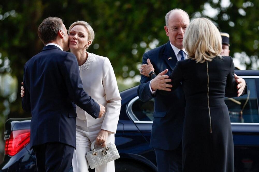 <p>Princeza Šarlin od Monaka je&nbsp;za susret sa papom Lavom XIV iskoristila "privilegiju bele", dok je Brižit Makron zablistala u crnoj haljini sa efektnim detaljem na sredini.</p>