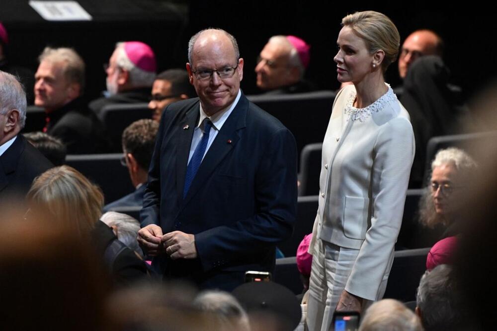 <p>Princeza Šarlin od Monaka je&nbsp;za susret sa papom Lavom XIV iskoristila "privilegiju bele", dok je Brižit Makron zablistala u crnoj haljini sa efektnim detaljem na sredini.</p>