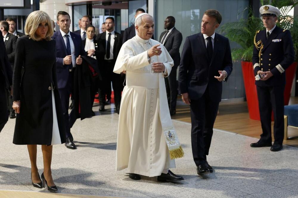 Papa Lav XIV, Brižit Makron, Emanuel Makron