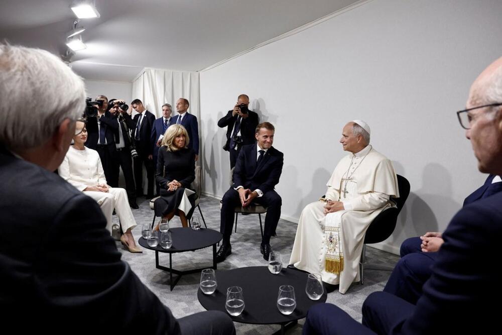 <p>Princeza Šarlin od Monaka je&nbsp;za susret sa papom Lavom XIV iskoristila "privilegiju bele", dok je Brižit Makron zablistala u crnoj haljini sa efektnim detaljem na sredini.</p>