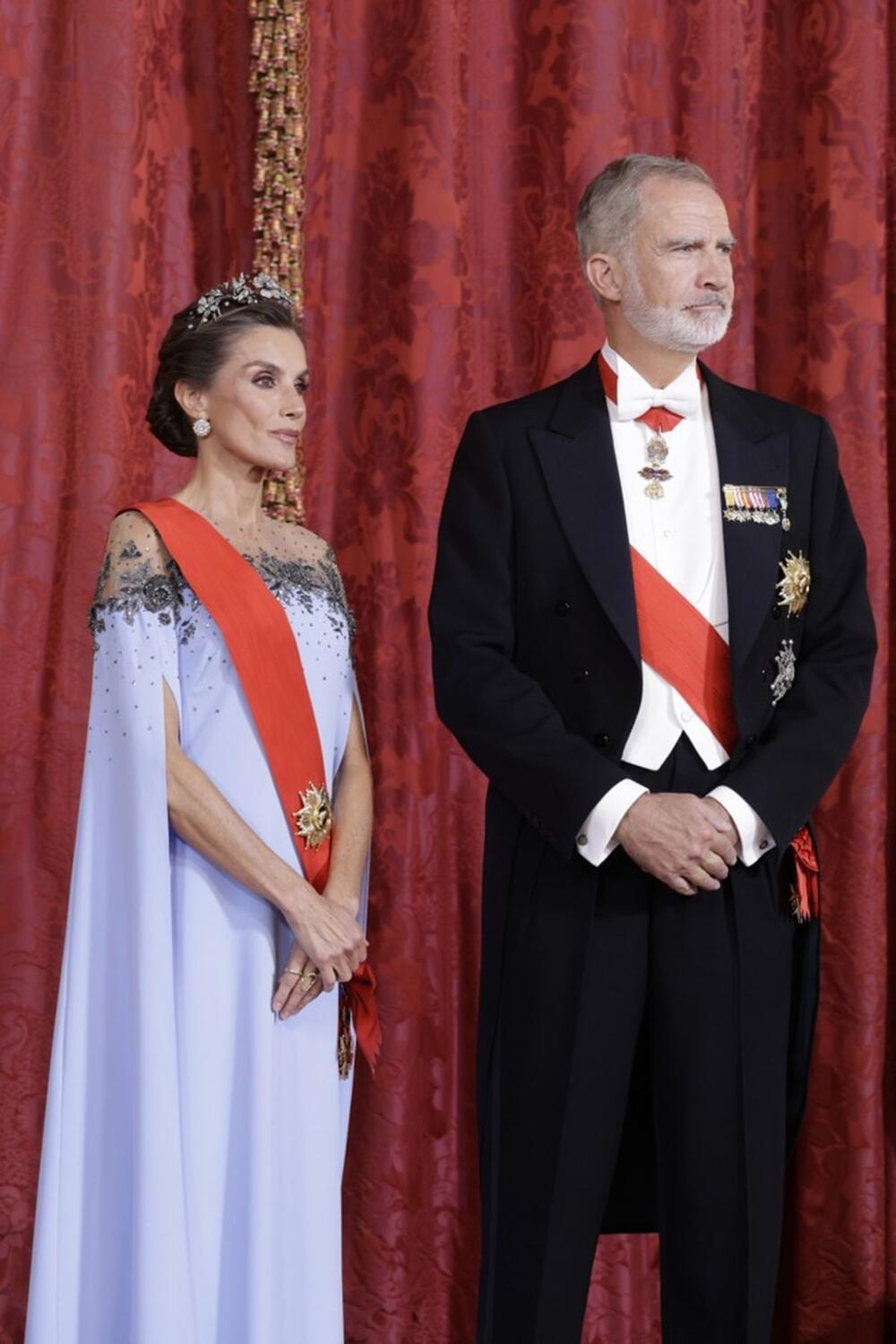 <p>Španska kraljica i prva dama Francuske su poznate po besprekornom stilu i uvek sjajnim modnim izdanjima, ali izgleda da su sada nadmašile same sebe i zablistale u haljinama brendova Lous Vuitton i Karolina Herera.</p>