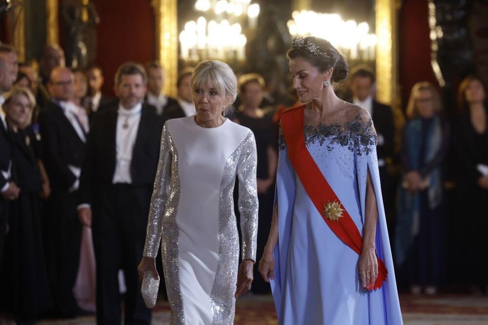<p>Španska kraljica i prva dama Francuske su poznate po besprekornom stilu i uvek sjajnim modnim izdanjima, ali izgleda da su sada nadmašile same sebe i zablistale u haljinama brendova Lous Vuitton i Karolina Herera.</p>