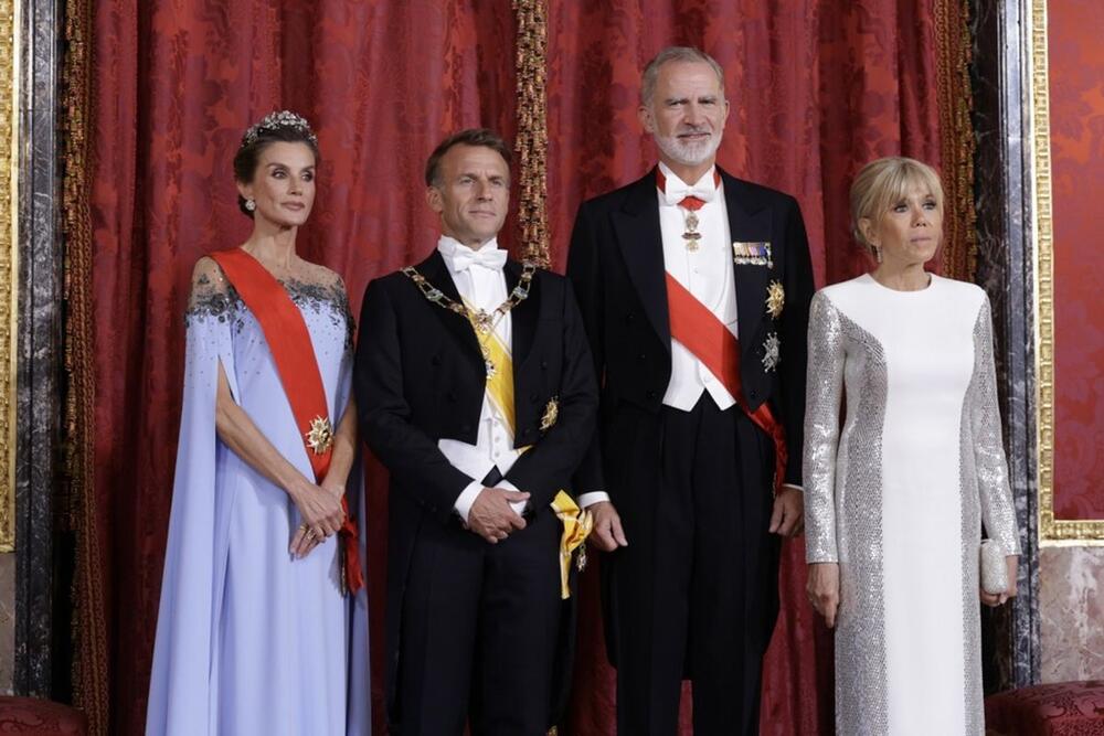 <p>Španska kraljica i prva dama Francuske su poznate po besprekornom stilu i uvek sjajnim modnim izdanjima, ali izgleda da su sada nadmašile same sebe i zablistale u haljinama brendova Lous Vuitton i Karolina Herera.</p>