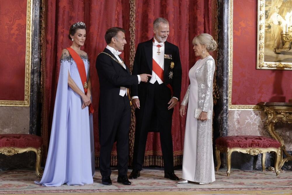 <p>Španska kraljica i prva dama Francuske su poznate po besprekornom stilu i uvek sjajnim modnim izdanjima, ali izgleda da su sada nadmašile same sebe i zablistale u haljinama brendova Lous Vuitton i Karolina Herera.</p>