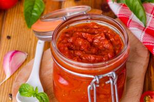 Kako da ajvar bude crven kao u reklami? Probajte ove stare trikove i sačuvaće intenzivnu boju paprike