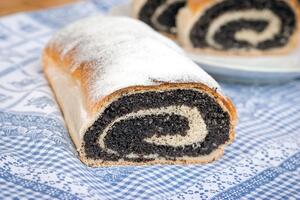 Najlepši bakin recept za starinsku štrudlu sa makom: Najjedostavniji sastojci za ukus koji vraća u detinjstvo