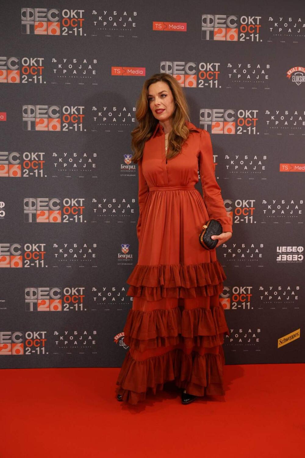 <p>Glumica Katarina Radivojević se večeras na premijeri filma&nbsp;"Zlatni rez '42 - Djeca Kozare" pojavila u čarobnoj crvenoj haljini.</p>
