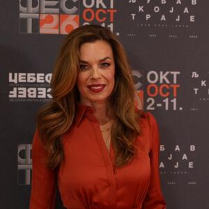 Od glave do pete u boji strasti! Stajling Katarine Radivojević kojim je očarala Beograd na otvaranju 53. FEST-a