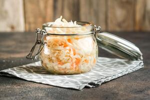 Ruski recept za najlepši kiseo kupus: Zimnica koja se sprema očas posla & bez konzervansa, a bure vam ni ne treba