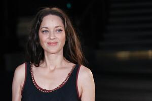 Kad ne znate šta da obučete, Marion Kotijar ima rešenje! Ova proverena kombinacija za sve prilike odiše elegancijom