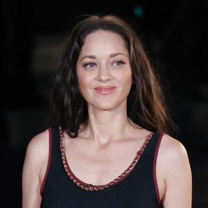 Kad ne znate šta da obučete, Marion Kotijar ima rešenje! Ova proverena kombinacija za sve prilike odiše elegancijom