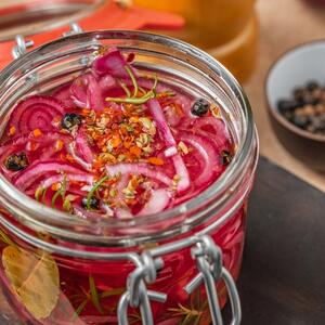 Najlepša kisela salata puna vitamina: Marinirani crveni luk se sprema za 2 minuta i ide uz sva jela od mesa