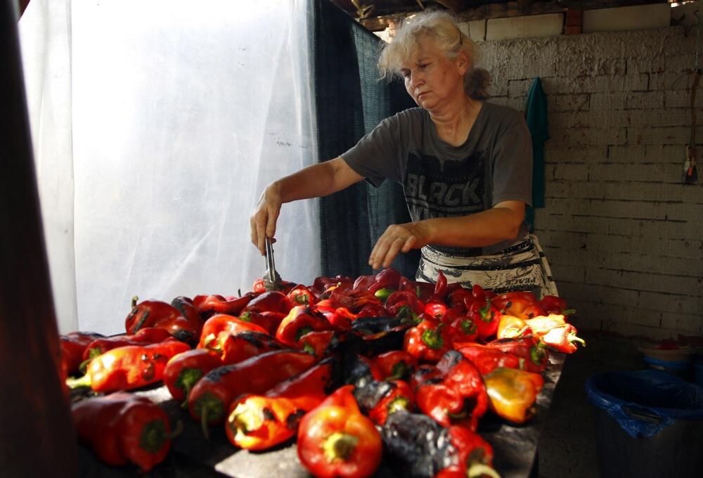 Domaćica peče paprike za zimnicu