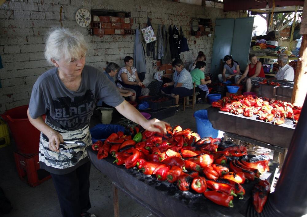 Domaćice spremaju pečene paprike za zimnicu