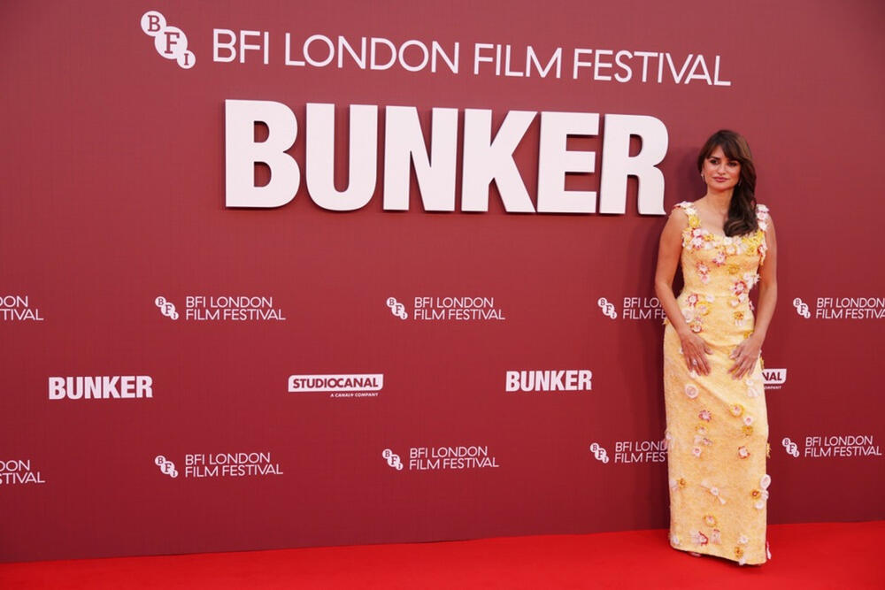 <p>Glumica Penelope Kruz prisustvovala je promociji svog novog filma "Bunker", a za tu priliku je odabrala predivnu i romantičnu haljinu iz modne kuće Šanel.</p>