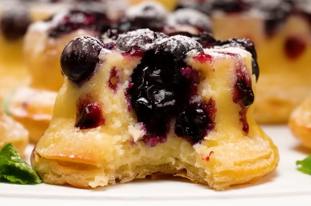 Domaći mafini od lisnatog testa i borovnica