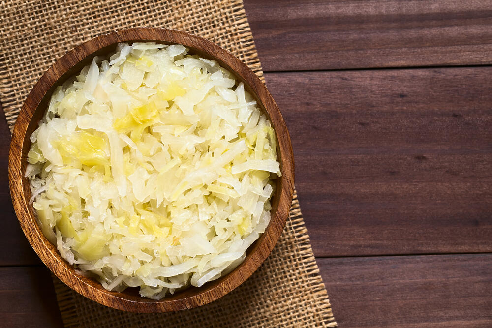 Kiseli kupus u činiji