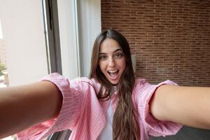 Izgledaćete kao model sa naslovnice: 5 poza pored prozora za savršene fotografije (VIDEO UPUTSTVO)