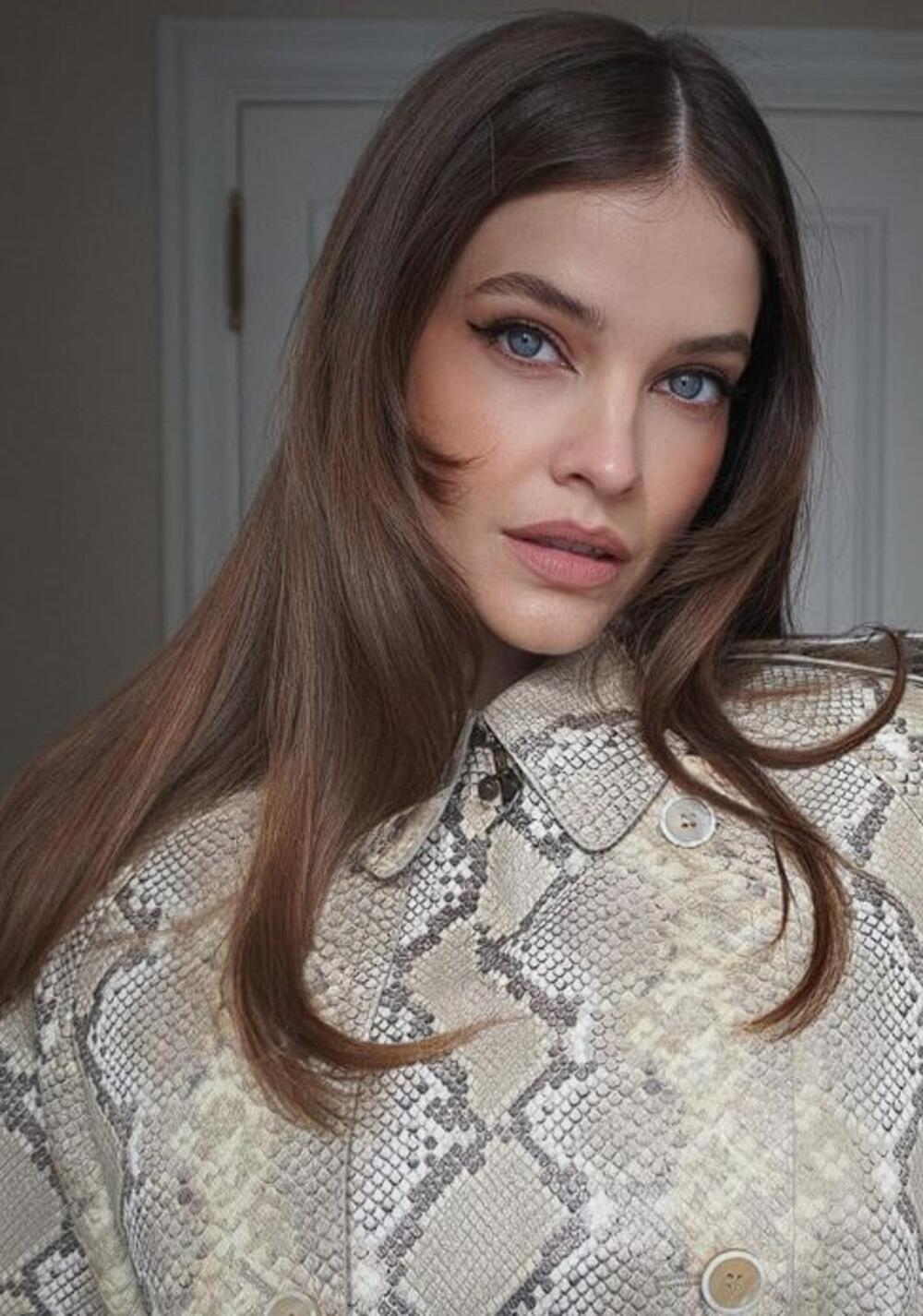 Barbara Palvin je svoj cashmere makeup look razbila samo crnim ajlajnerom