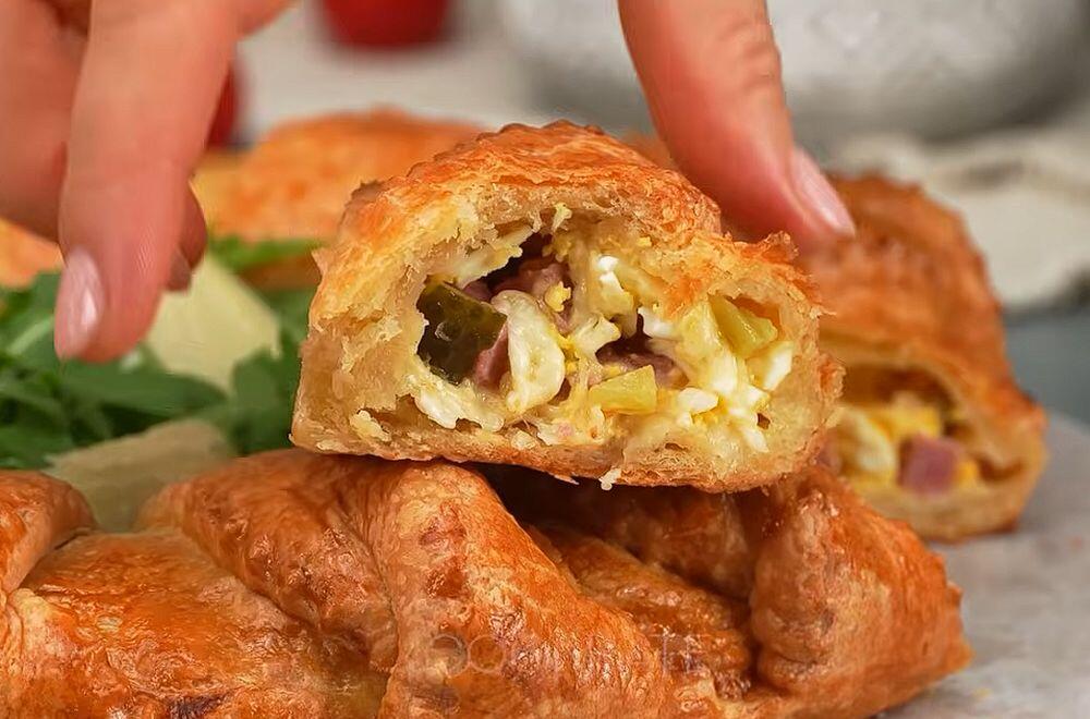 Slasna pita od lisnatog testa, šunke, sira i kiselih krastavčića