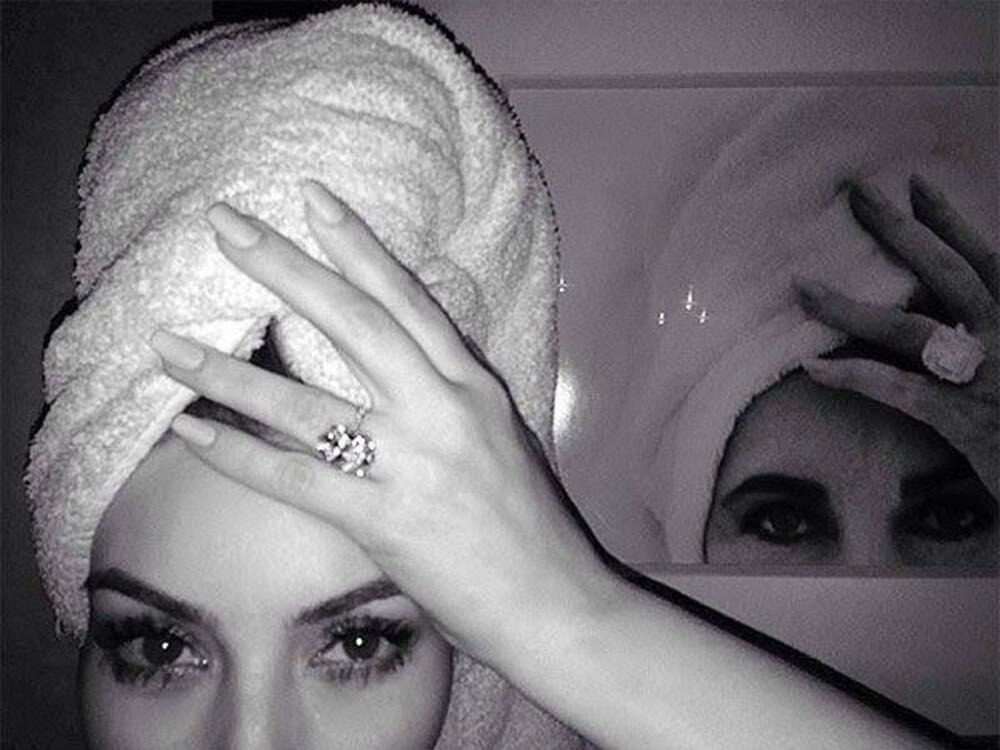Kim Kardašijan s jednim od vereničkih prstenova Elizabet Tejlor pored njenog portreta