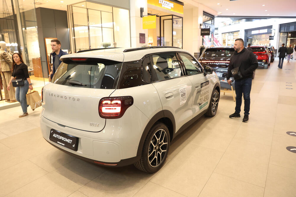 <p>Od novih generacija kultnih modela do električnih automobila koji pomeraju granice dizajna i tehnologije &ndash; Galerija automobila 2026. donosi priliku da se izbliza upoznaju noviteti o kojima će se tek pričati. Mercedes-Benz, Toyota, Lexus, Mazda, Renault i drugi veliki proizvođači stižu sa modelima koji pokazuju u kom pravcu se razvija automobilska industrija.</p>