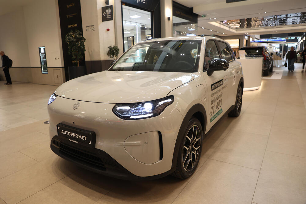 <p>Od novih generacija kultnih modela do električnih automobila koji pomeraju granice dizajna i tehnologije &ndash; Galerija automobila 2026. donosi priliku da se izbliza upoznaju noviteti o kojima će se tek pričati. Mercedes-Benz, Toyota, Lexus, Mazda, Renault i drugi veliki proizvođači stižu sa modelima koji pokazuju u kom pravcu se razvija automobilska industrija.</p>