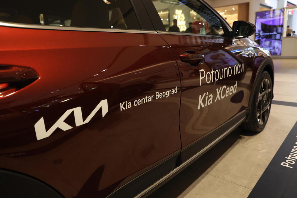 <p>Od novih generacija kultnih modela do električnih automobila koji pomeraju granice dizajna i tehnologije &ndash; Galerija automobila 2026. donosi priliku da se izbliza upoznaju noviteti o kojima će se tek pričati. Mercedes-Benz, Toyota, Lexus, Mazda, Renault i drugi veliki proizvođači stižu sa modelima koji pokazuju u kom pravcu se razvija automobilska industrija.</p>