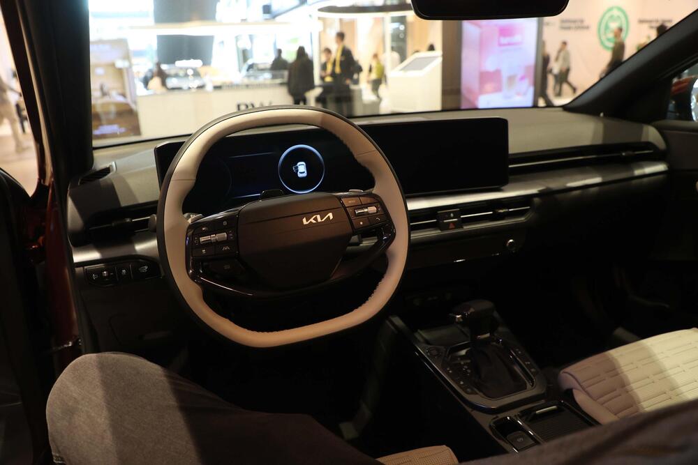 <p>Od novih generacija kultnih modela do električnih automobila koji pomeraju granice dizajna i tehnologije &ndash; Galerija automobila 2026. donosi priliku da se izbliza upoznaju noviteti o kojima će se tek pričati. Mercedes-Benz, Toyota, Lexus, Mazda, Renault i drugi veliki proizvođači stižu sa modelima koji pokazuju u kom pravcu se razvija automobilska industrija.</p>