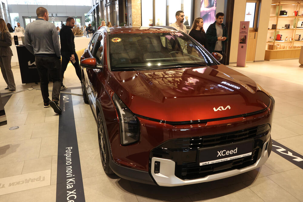 <p>Od novih generacija kultnih modela do električnih automobila koji pomeraju granice dizajna i tehnologije &ndash; Galerija automobila 2026. donosi priliku da se izbliza upoznaju noviteti o kojima će se tek pričati. Mercedes-Benz, Toyota, Lexus, Mazda, Renault i drugi veliki proizvođači stižu sa modelima koji pokazuju u kom pravcu se razvija automobilska industrija.</p>