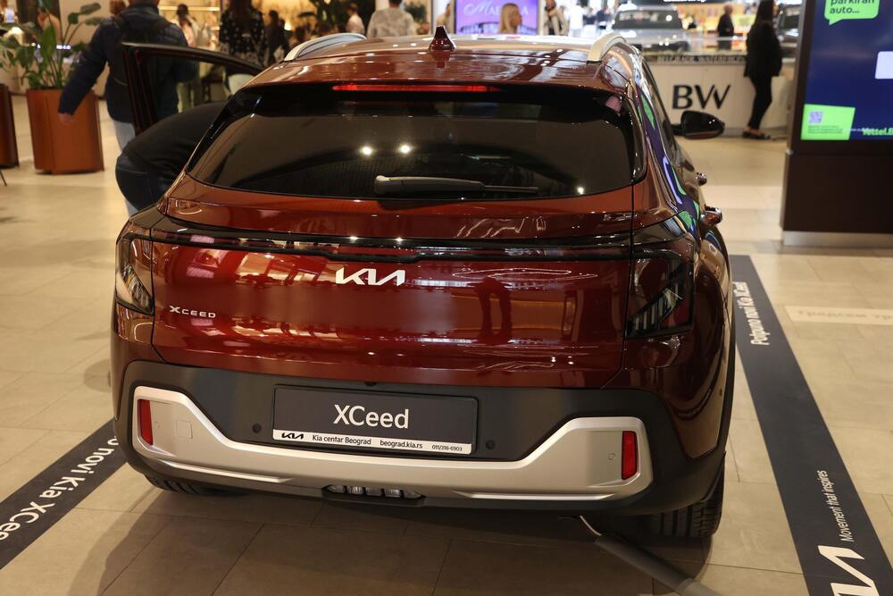 <p>Od novih generacija kultnih modela do električnih automobila koji pomeraju granice dizajna i tehnologije &ndash; Galerija automobila 2026. donosi priliku da se izbliza upoznaju noviteti o kojima će se tek pričati. Mercedes-Benz, Toyota, Lexus, Mazda, Renault i drugi veliki proizvođači stižu sa modelima koji pokazuju u kom pravcu se razvija automobilska industrija.</p>