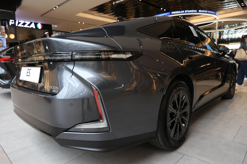 <p>Od novih generacija kultnih modela do električnih automobila koji pomeraju granice dizajna i tehnologije &ndash; Galerija automobila 2026. donosi priliku da se izbliza upoznaju noviteti o kojima će se tek pričati. Mercedes-Benz, Toyota, Lexus, Mazda, Renault i drugi veliki proizvođači stižu sa modelima koji pokazuju u kom pravcu se razvija automobilska industrija.</p>