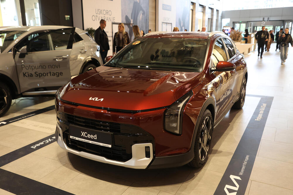 <p>Od novih generacija kultnih modela do električnih automobila koji pomeraju granice dizajna i tehnologije &ndash; Galerija automobila 2026. donosi priliku da se izbliza upoznaju noviteti o kojima će se tek pričati. Mercedes-Benz, Toyota, Lexus, Mazda, Renault i drugi veliki proizvođači stižu sa modelima koji pokazuju u kom pravcu se razvija automobilska industrija.</p>
