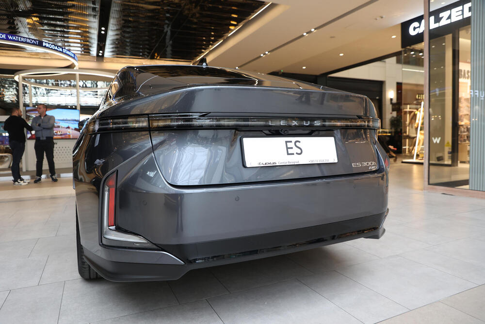 <p>Od novih generacija kultnih modela do električnih automobila koji pomeraju granice dizajna i tehnologije &ndash; Galerija automobila 2026. donosi priliku da se izbliza upoznaju noviteti o kojima će se tek pričati. Mercedes-Benz, Toyota, Lexus, Mazda, Renault i drugi veliki proizvođači stižu sa modelima koji pokazuju u kom pravcu se razvija automobilska industrija.</p>