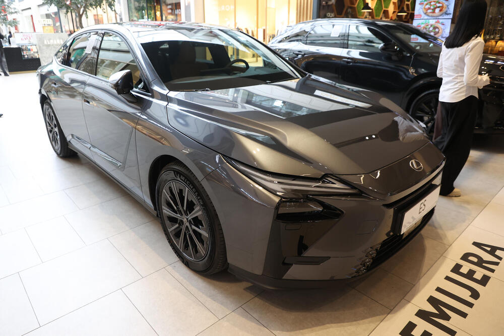 <p>Od novih generacija kultnih modela do električnih automobila koji pomeraju granice dizajna i tehnologije &ndash; Galerija automobila 2026. donosi priliku da se izbliza upoznaju noviteti o kojima će se tek pričati. Mercedes-Benz, Toyota, Lexus, Mazda, Renault i drugi veliki proizvođači stižu sa modelima koji pokazuju u kom pravcu se razvija automobilska industrija.</p>