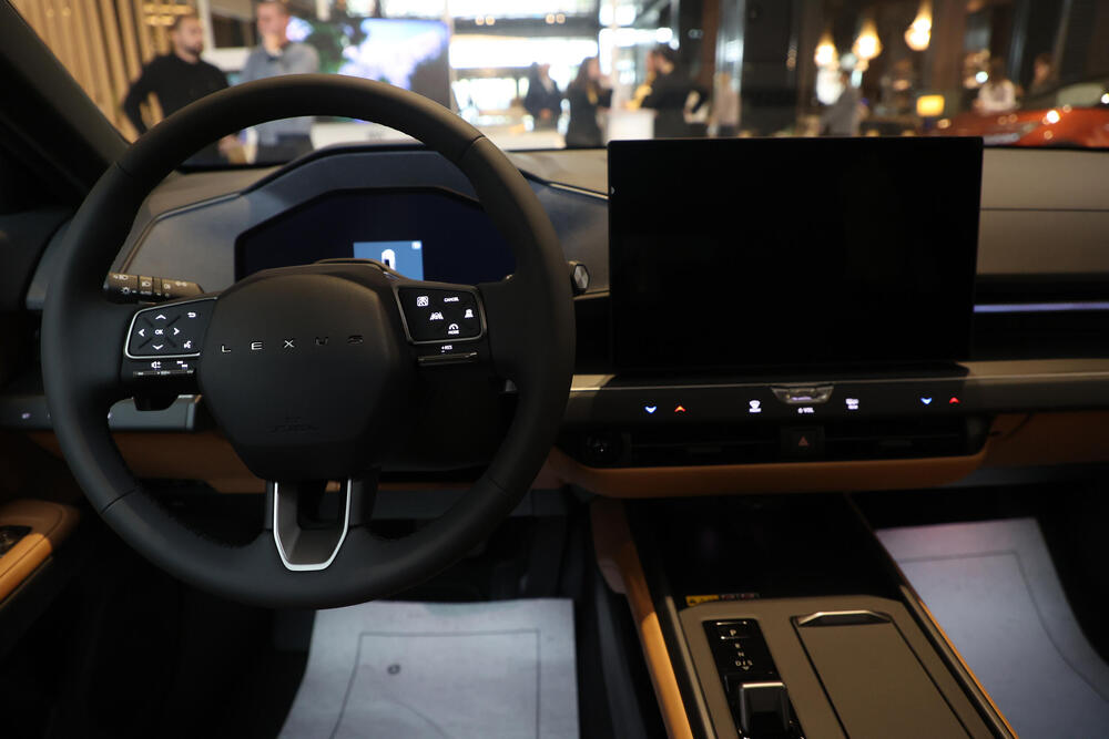<p>Od novih generacija kultnih modela do električnih automobila koji pomeraju granice dizajna i tehnologije &ndash; Galerija automobila 2026. donosi priliku da se izbliza upoznaju noviteti o kojima će se tek pričati. Mercedes-Benz, Toyota, Lexus, Mazda, Renault i drugi veliki proizvođači stižu sa modelima koji pokazuju u kom pravcu se razvija automobilska industrija.</p>