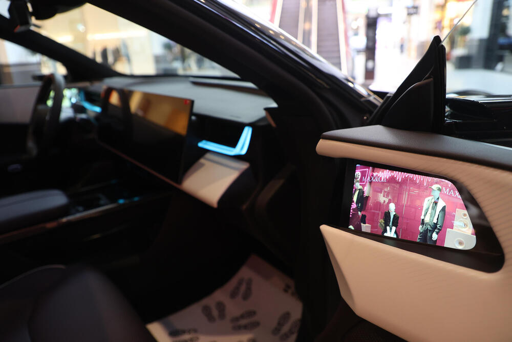 <p>Od novih generacija kultnih modela do električnih automobila koji pomeraju granice dizajna i tehnologije &ndash; Galerija automobila 2026. donosi priliku da se izbliza upoznaju noviteti o kojima će se tek pričati. Mercedes-Benz, Toyota, Lexus, Mazda, Renault i drugi veliki proizvođači stižu sa modelima koji pokazuju u kom pravcu se razvija automobilska industrija.</p>